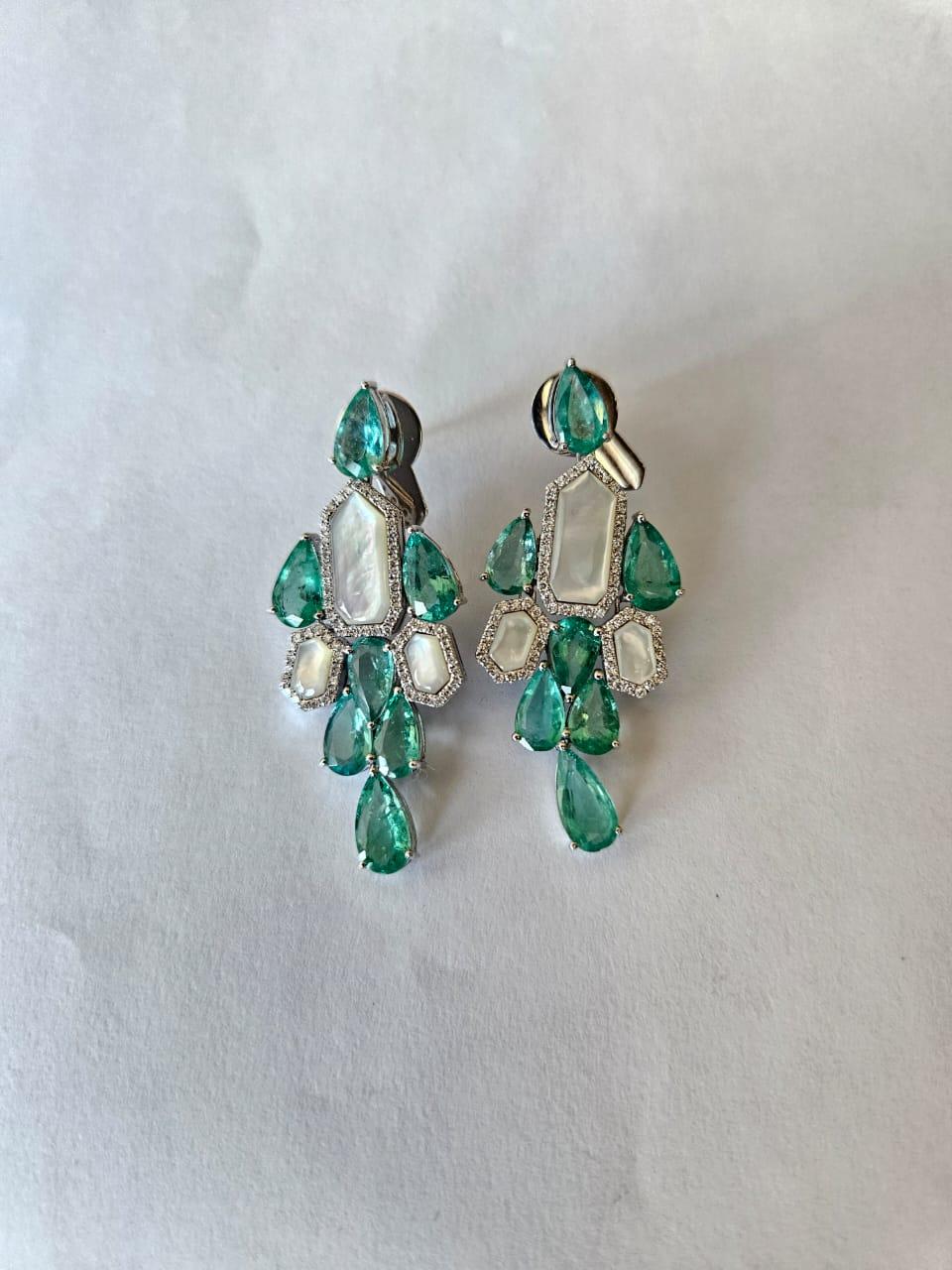 Set in 18K Gold, Colombian Emerald, Pearls & Diamonds Chandelier Earrings In New Condition For Sale In Hong Kong, HK
