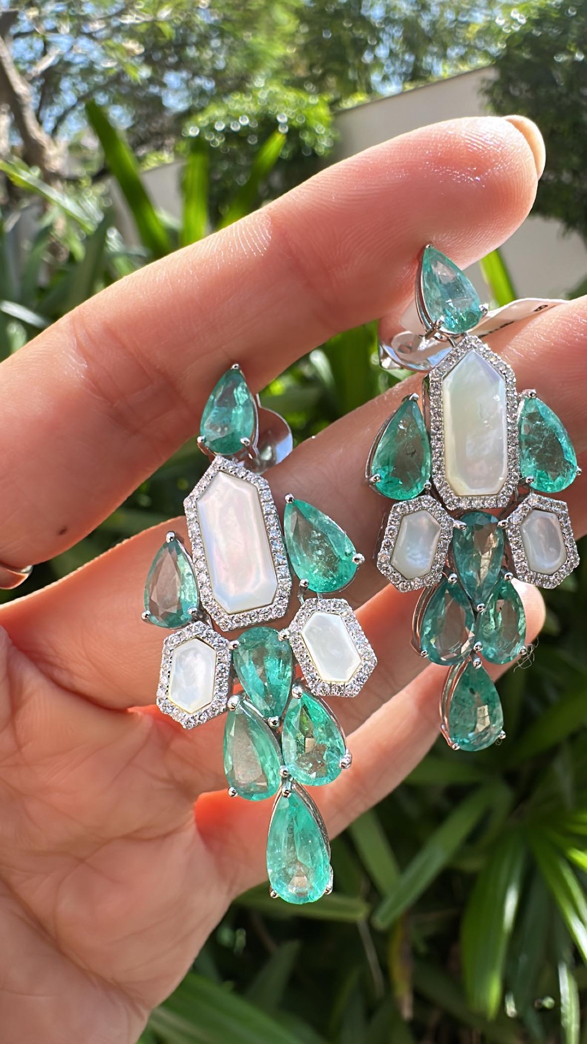 Set in 18K Gold, Colombian Emerald, Pearls & Diamonds Chandelier Earrings For Sale 1