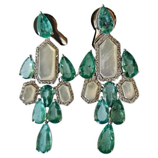 Pendientes araña engastados en oro de 18 quilates, esmeralda colombiana, perlas y diamantes
