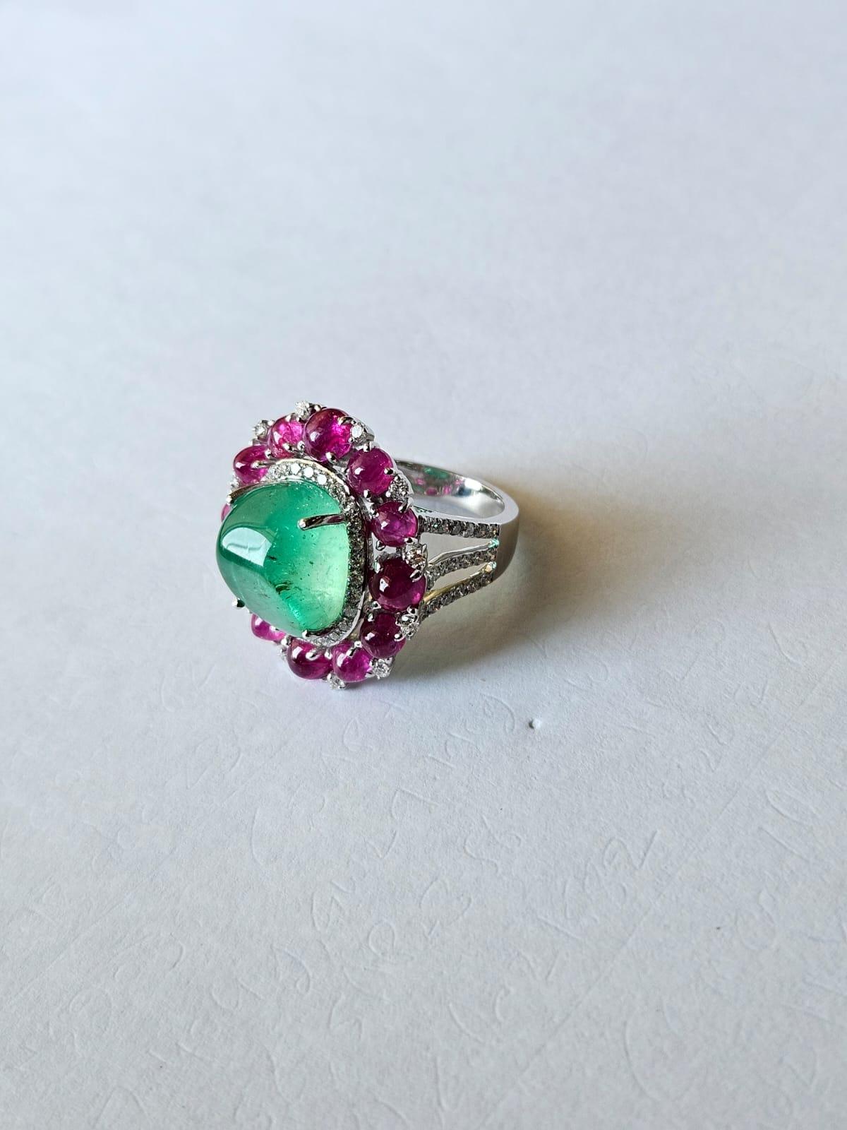Set in 18K Gold, Colombian Emerald, Ruby Cabochon & Diamonds Dome Cocktail Ring In New Condition For Sale In Hong Kong, HK
