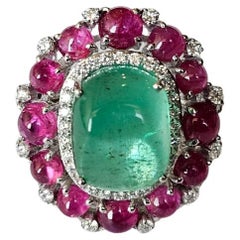 Anillo de Cóctel Cúpula Engastado en Oro de 18 K, Esmeralda Colombiana, Cabujón de Rubí y Diamantes