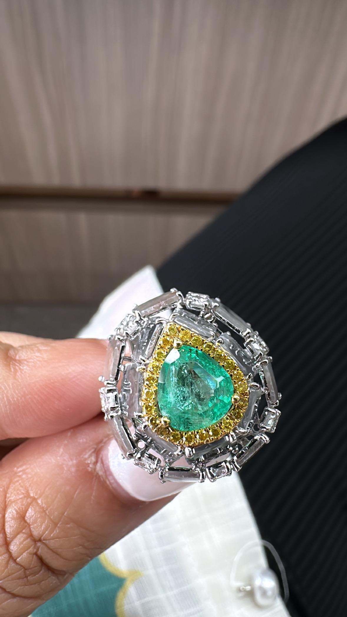 Bague en or 18 carats, émeraude de Colombie, diamants taillés en lamelles et diamants en forme de dôme de cocktail en vente 4