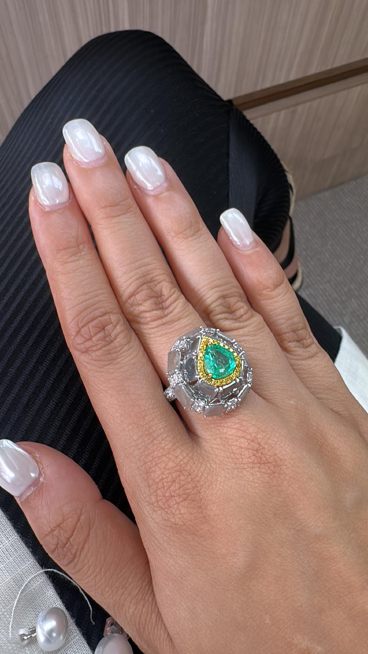 Bague en or 18 carats, émeraude de Colombie, diamants taillés en lamelles et diamants en forme de dôme de cocktail en vente 5