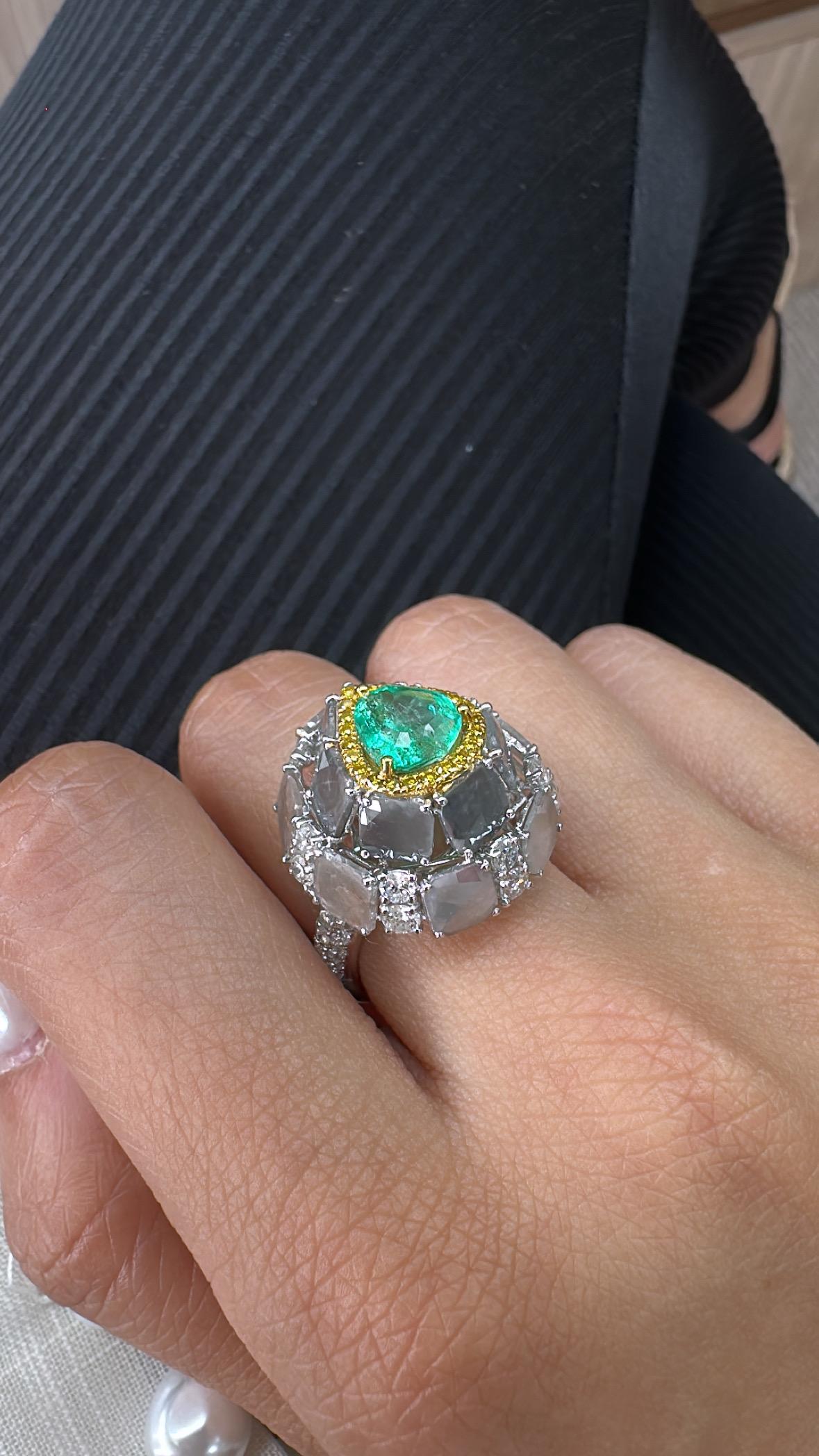 Bague en or 18 carats, émeraude de Colombie, diamants taillés en lamelles et diamants en forme de dôme de cocktail en vente 6