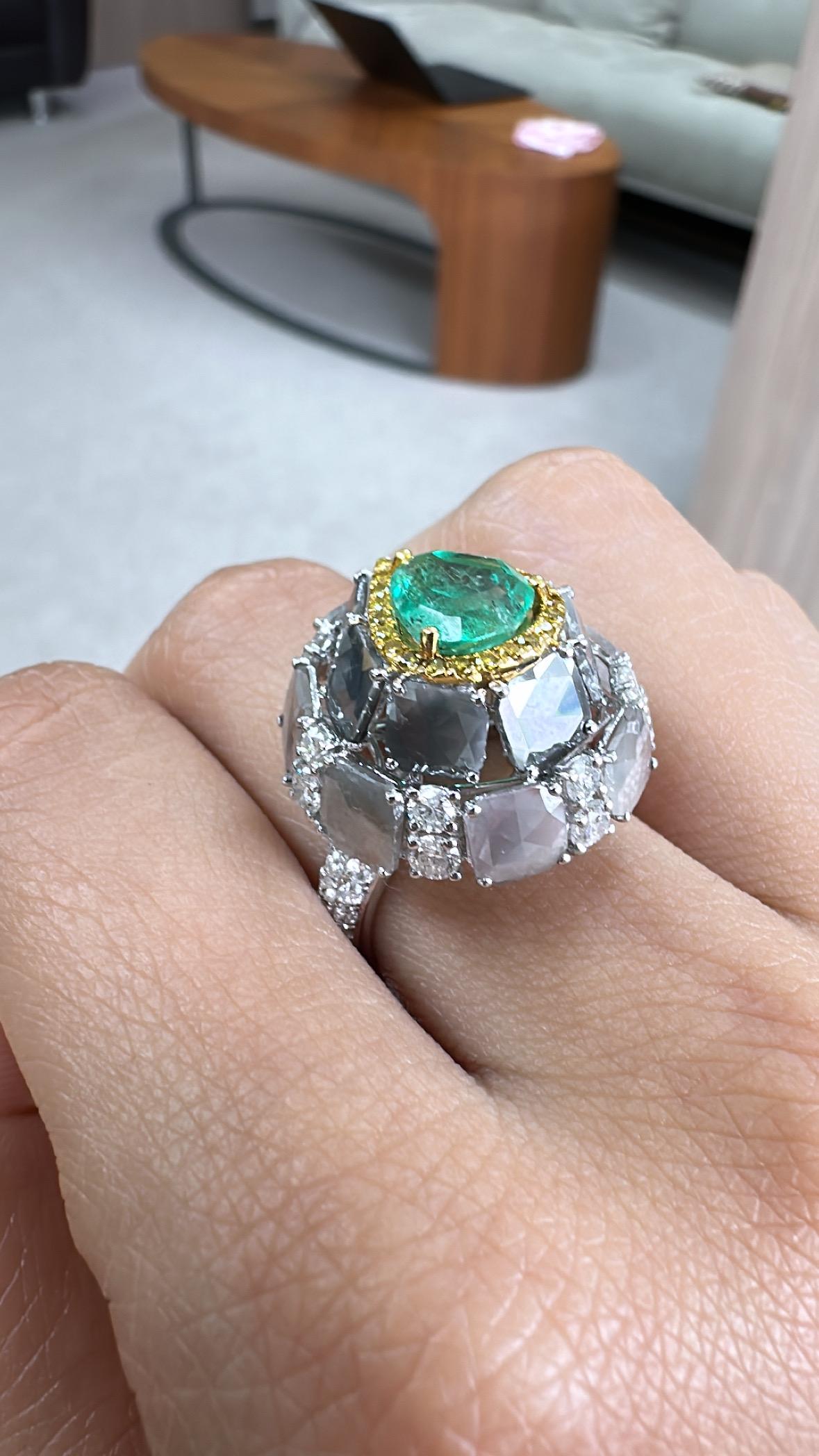 Bague en or 18 carats, émeraude de Colombie, diamants taillés en lamelles et diamants en forme de dôme de cocktail en vente 7