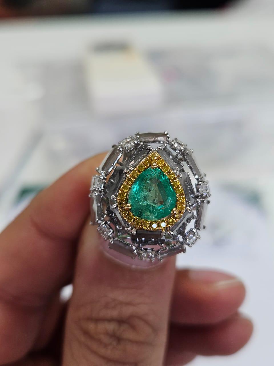 Magnifique bague cocktail en or blanc 18 carats et diamants naturels, unique en son genre, ornée d'une émeraude. Le poids de l'émeraude est de 1,76 carat. L'émeraude est d'origine colombienne. Le poids total des diamants est de 5.52 carats. Le poids