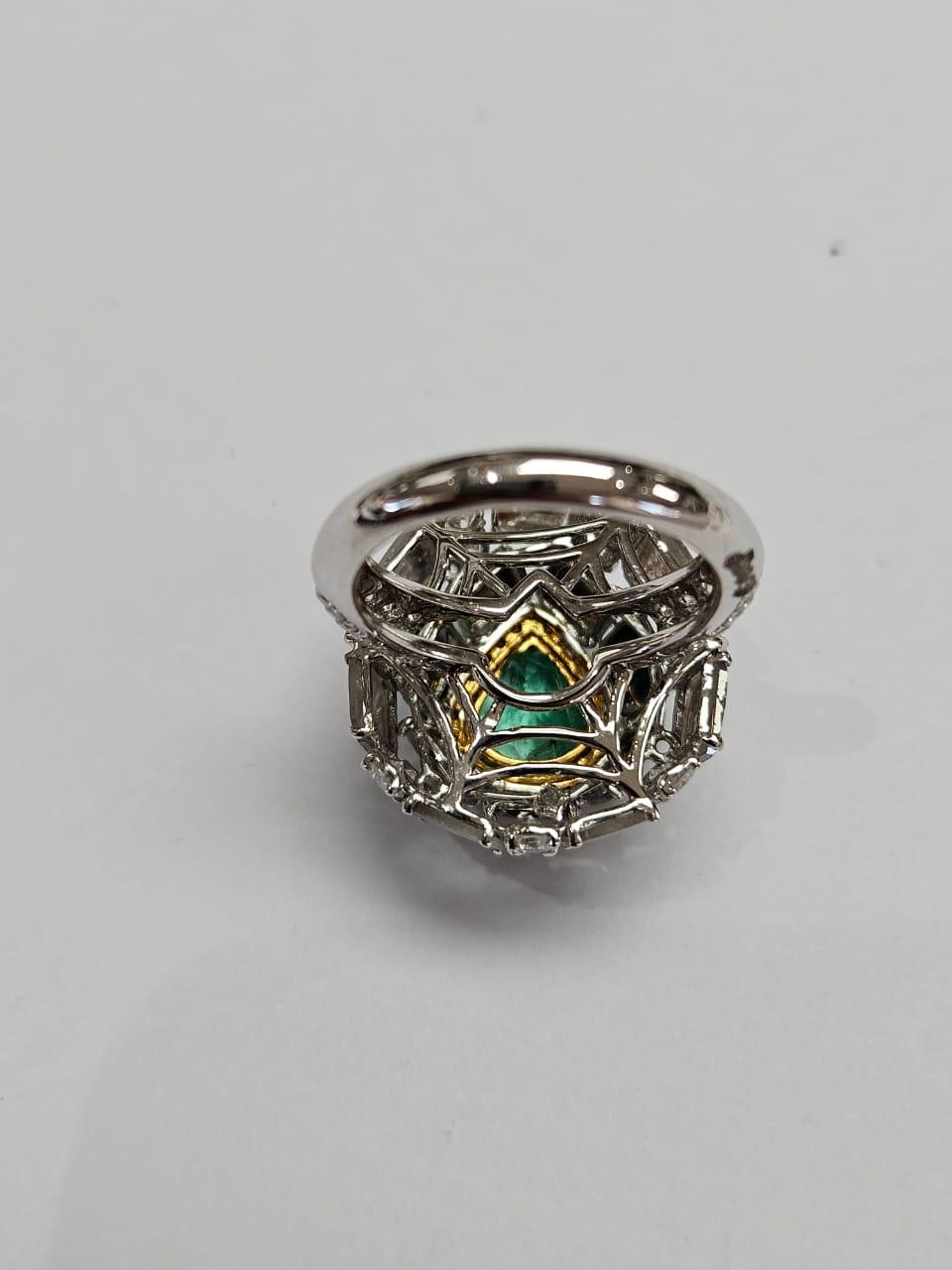 Moderne Bague en or 18 carats, émeraude de Colombie, diamants taillés en lamelles et diamants en forme de dôme de cocktail en vente