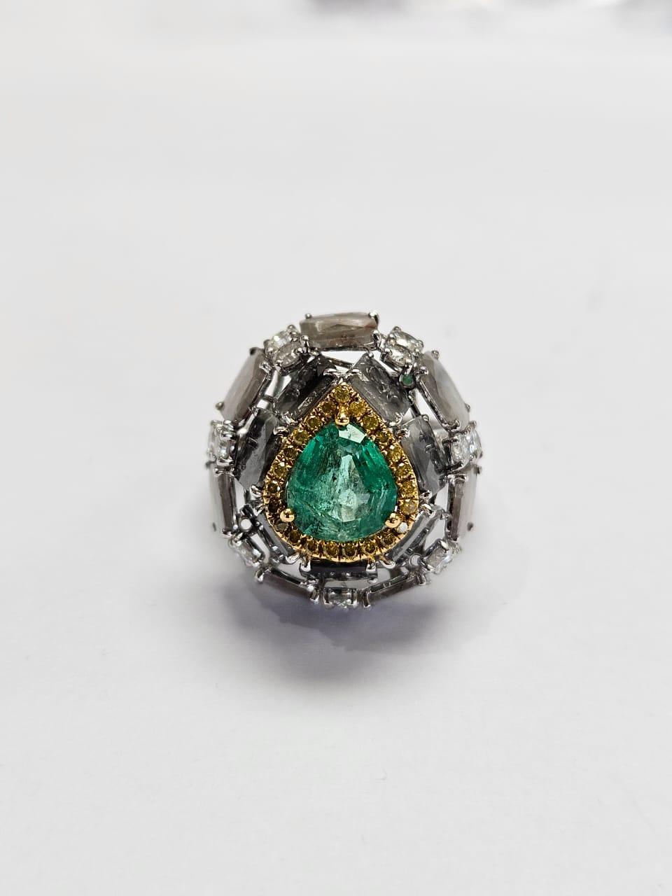 Bague en or 18 carats, émeraude de Colombie, diamants taillés en lamelles et diamants en forme de dôme de cocktail Neuf - En vente à Hong Kong, HK