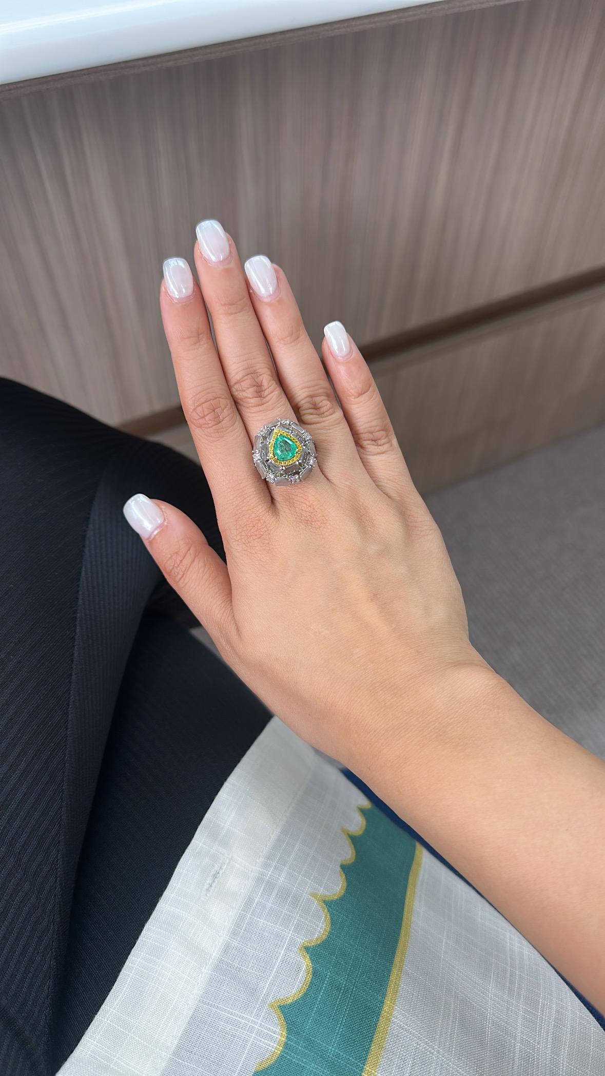 Bague en or 18 carats, émeraude de Colombie, diamants taillés en lamelles et diamants en forme de dôme de cocktail Unisexe en vente