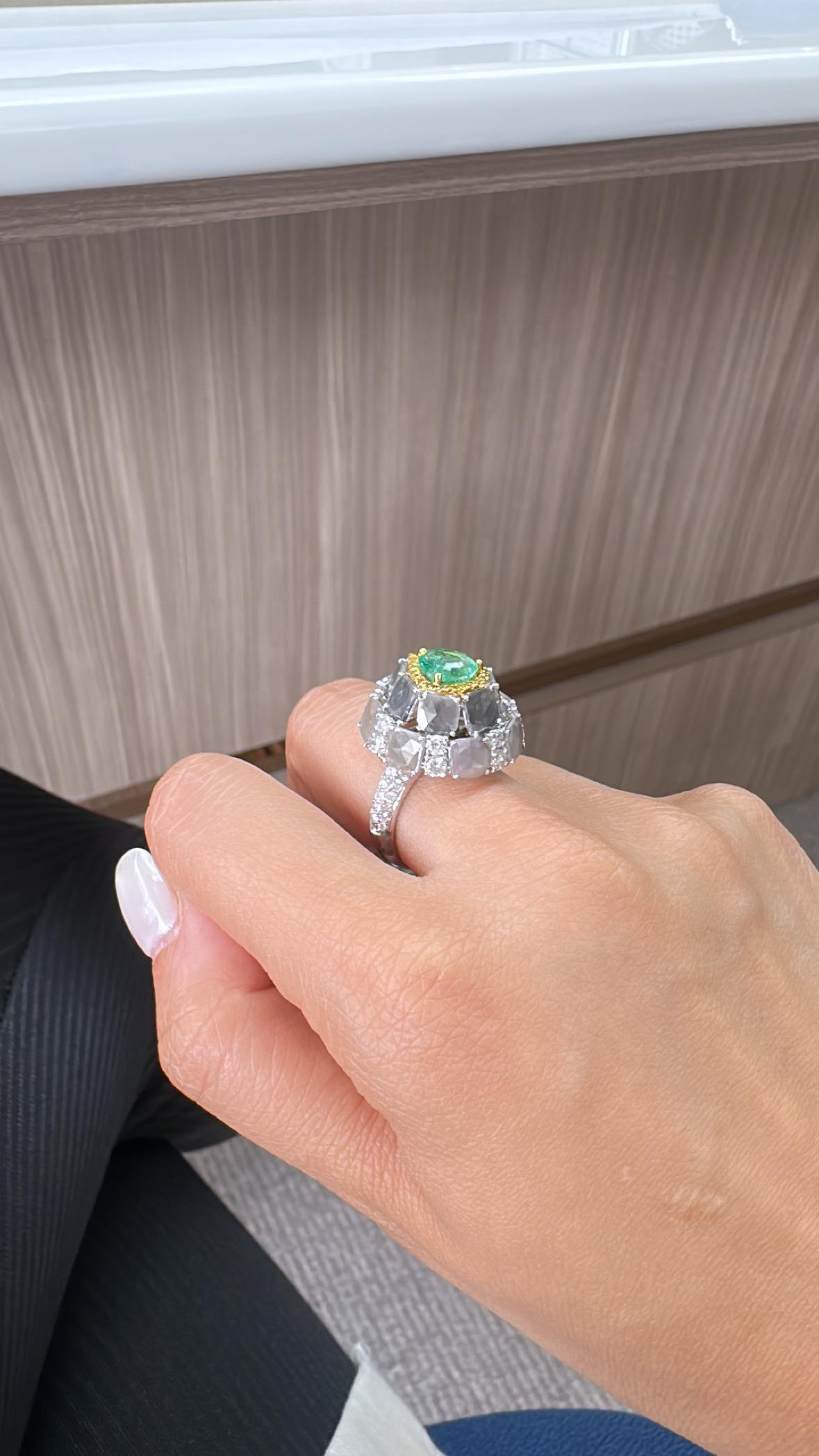 Bague en or 18 carats, émeraude de Colombie, diamants taillés en lamelles et diamants en forme de dôme de cocktail en vente 1