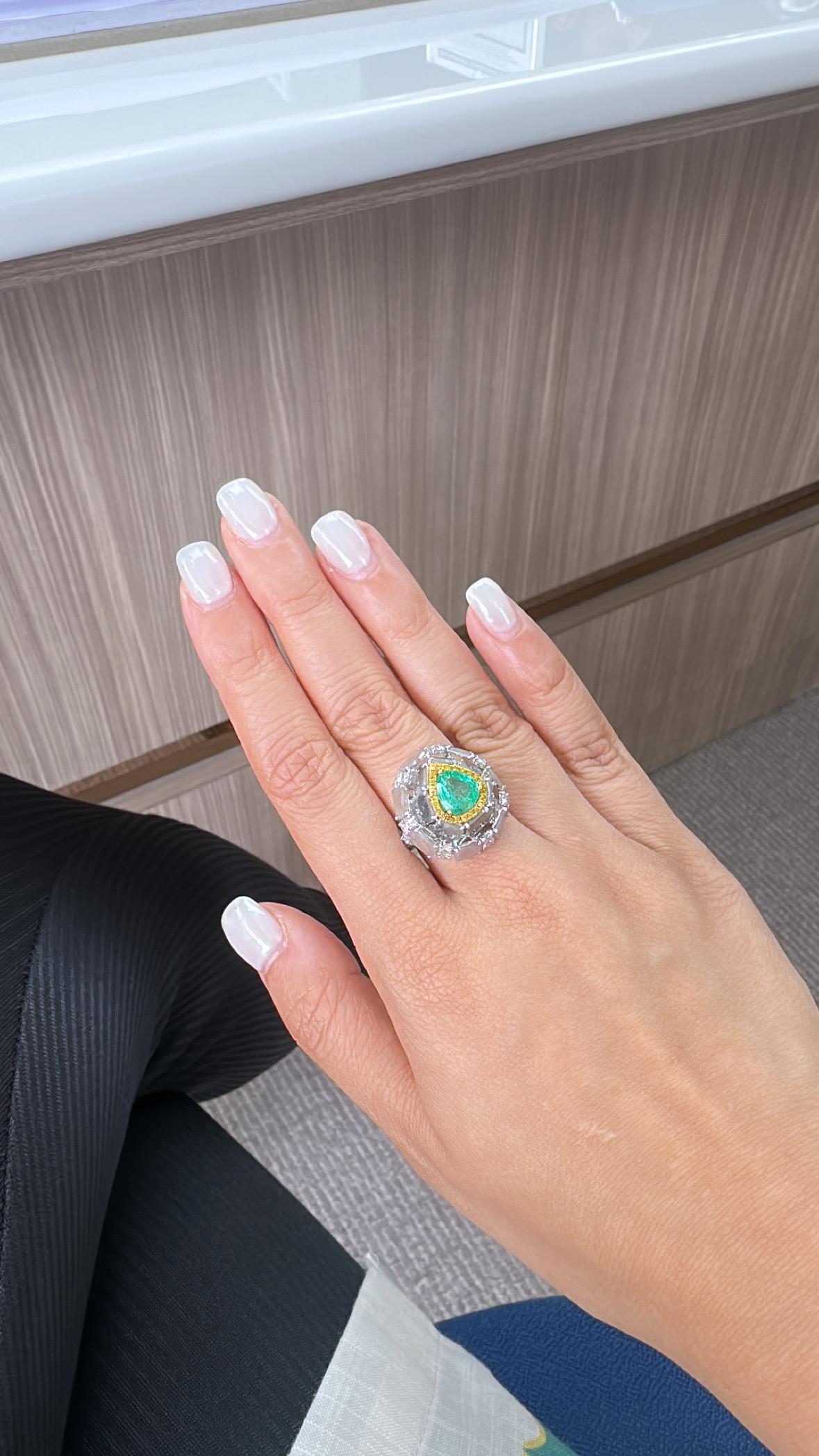 Bague en or 18 carats, émeraude de Colombie, diamants taillés en lamelles et diamants en forme de dôme de cocktail en vente 2