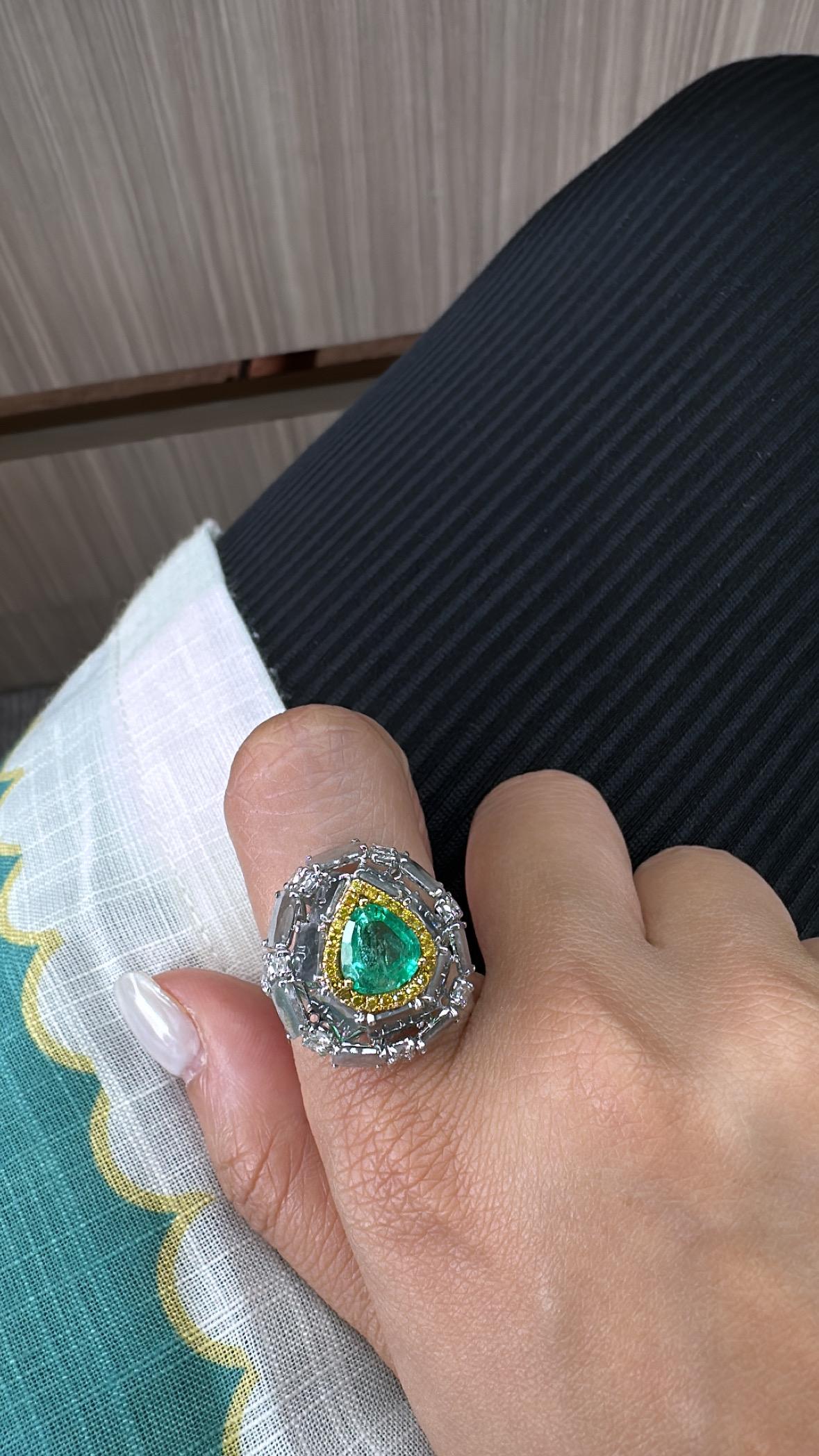Bague en or 18 carats, émeraude de Colombie, diamants taillés en lamelles et diamants en forme de dôme de cocktail en vente 3