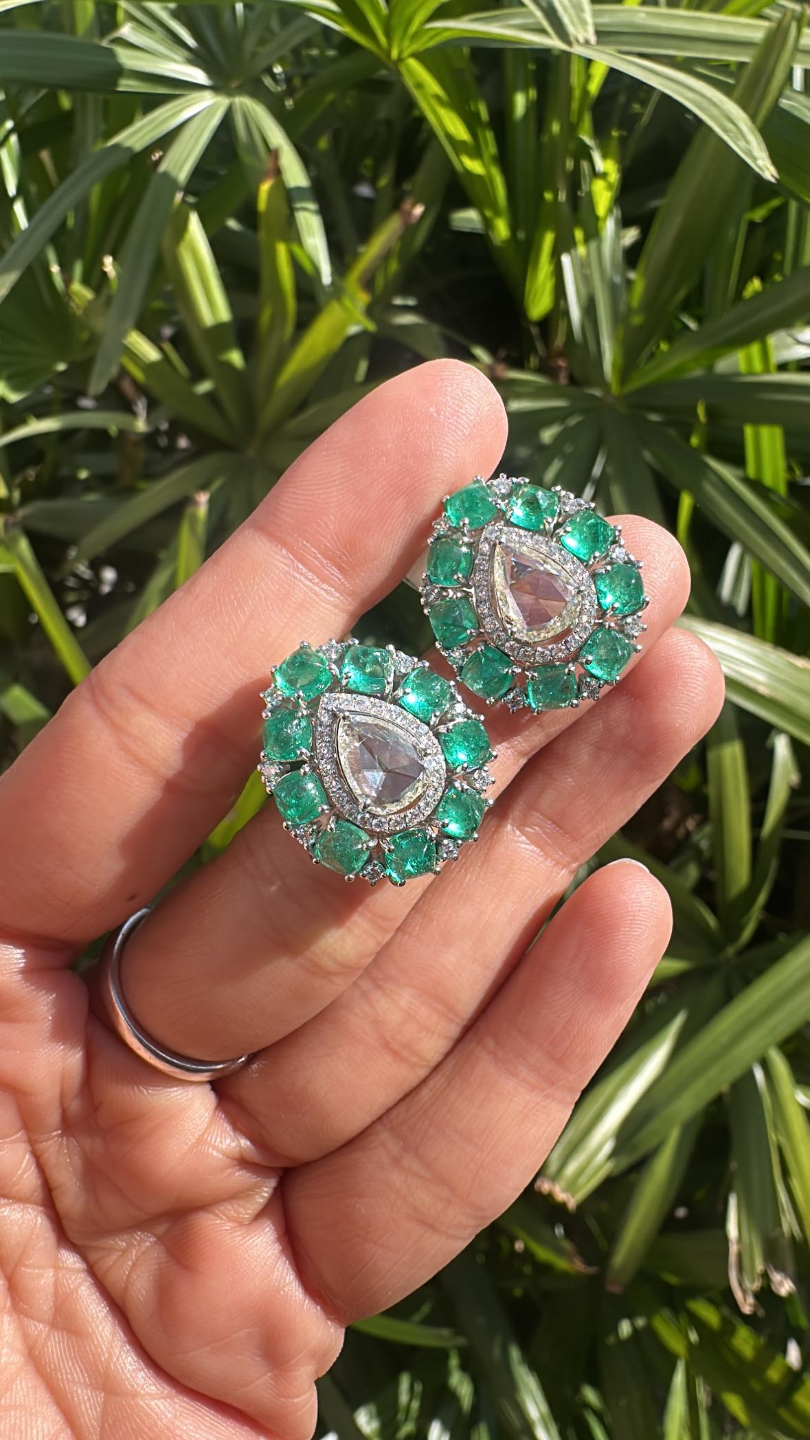 Set in 18K Gold, Colombian Emerald Sugarloafs & Rose Cut Diamonds Stud Earrings In New Condition For Sale In Hong Kong, HK