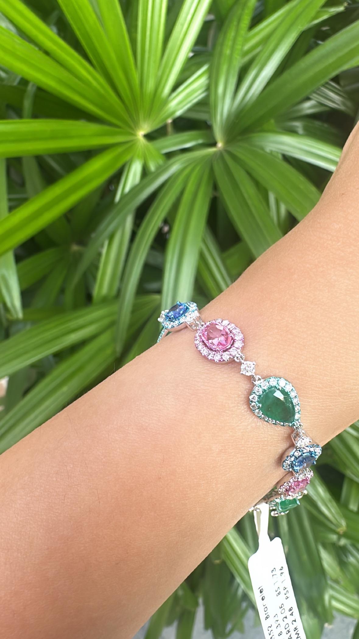 Bracelet en or 18 carats, émeraude, saphir bleu, saphir rose et diamants A Link en vente 4