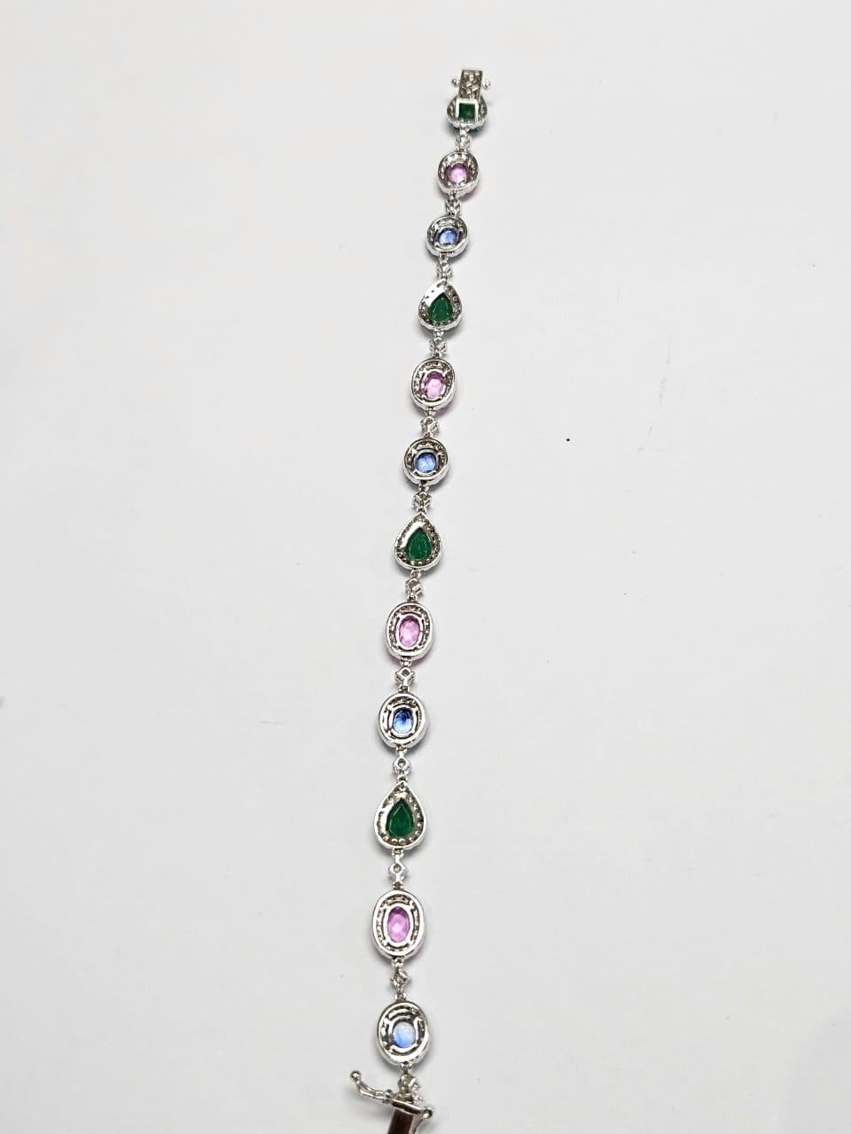 Moderne Bracelet en or 18 carats, émeraude, saphir bleu, saphir rose et diamants A Link en vente