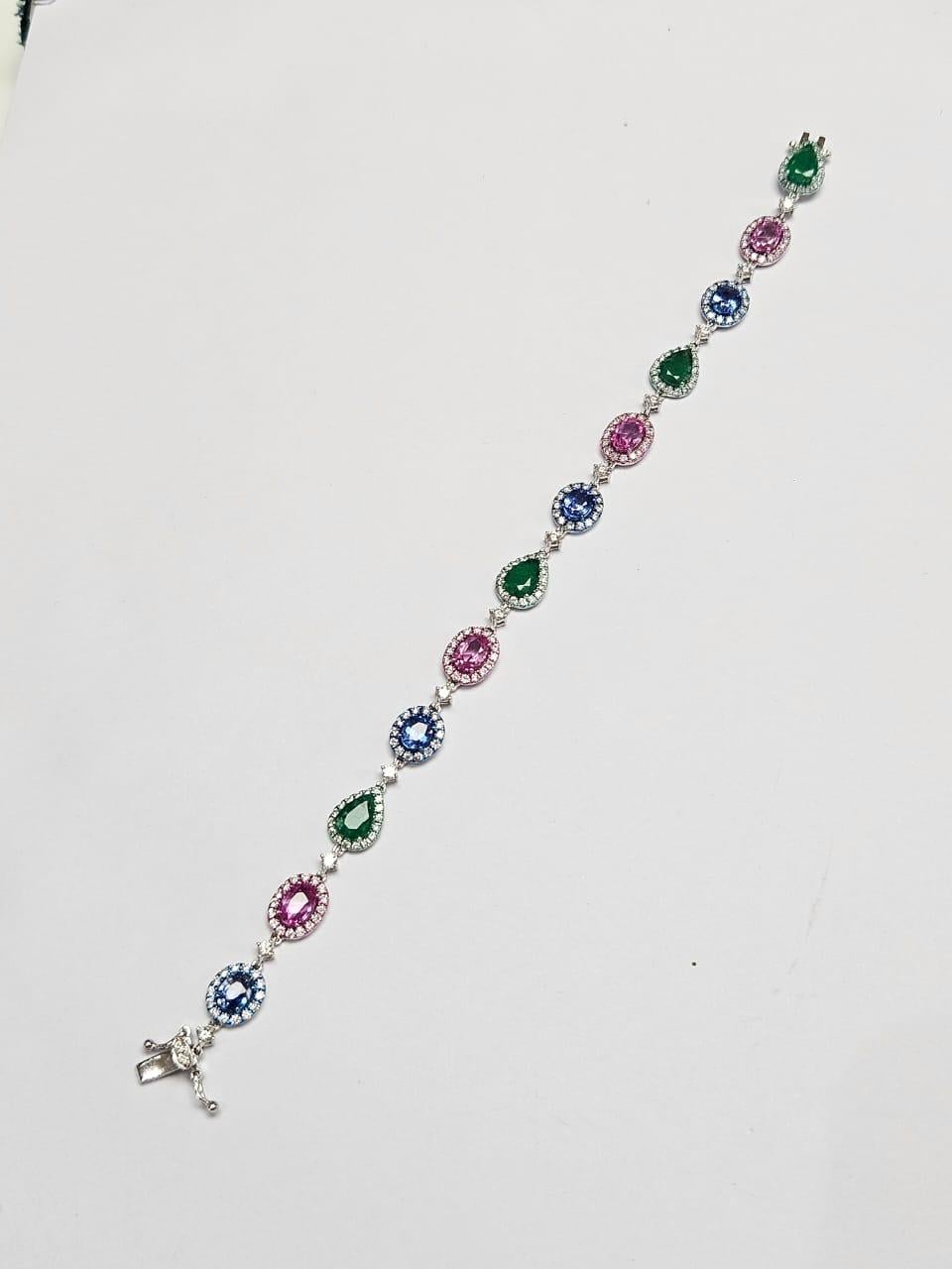 Bracelet en or 18 carats, émeraude, saphir bleu, saphir rose et diamants A Link Neuf - En vente à Hong Kong, HK
