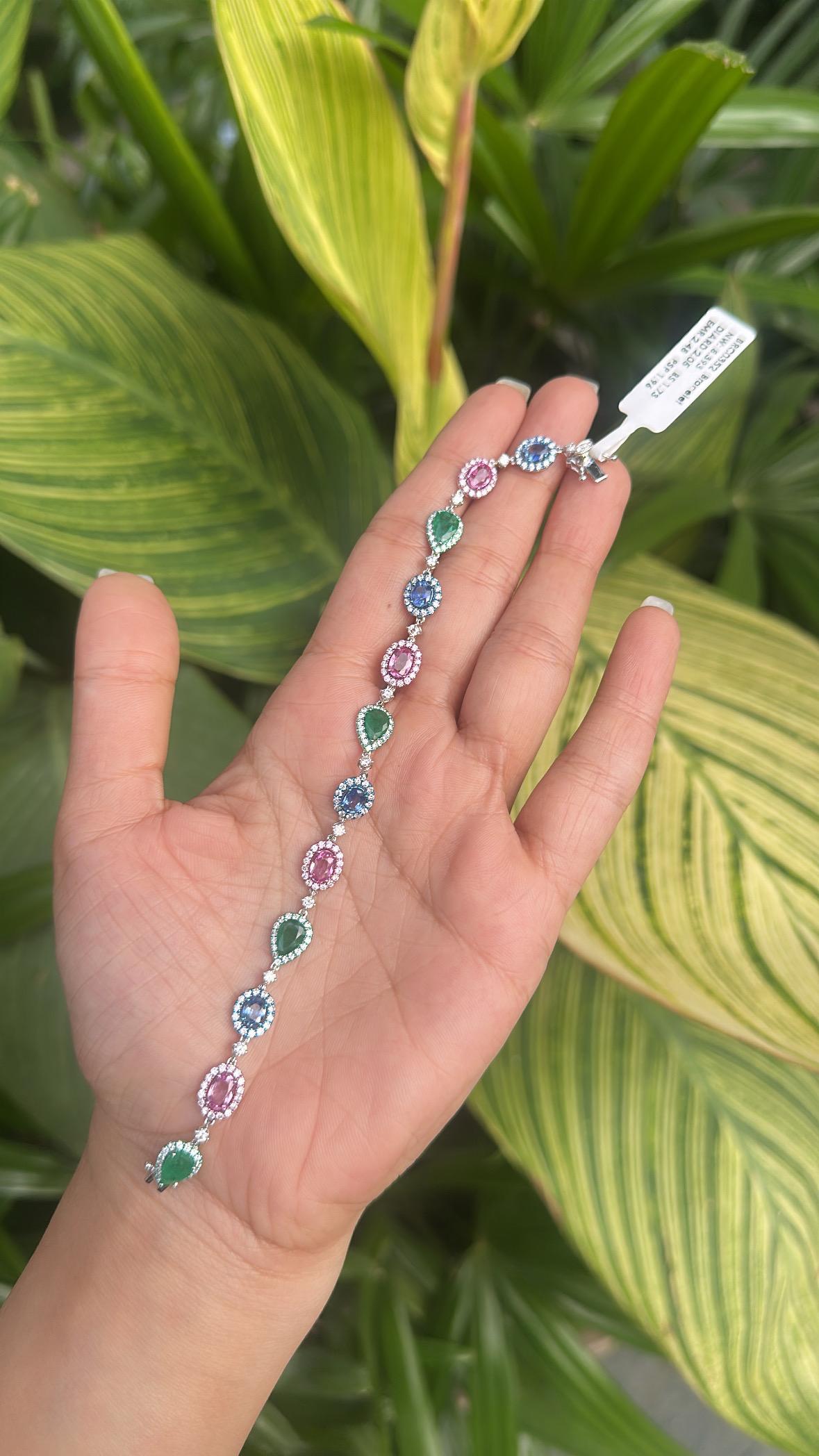 Bracelet en or 18 carats, émeraude, saphir bleu, saphir rose et diamants A Link Unisexe en vente