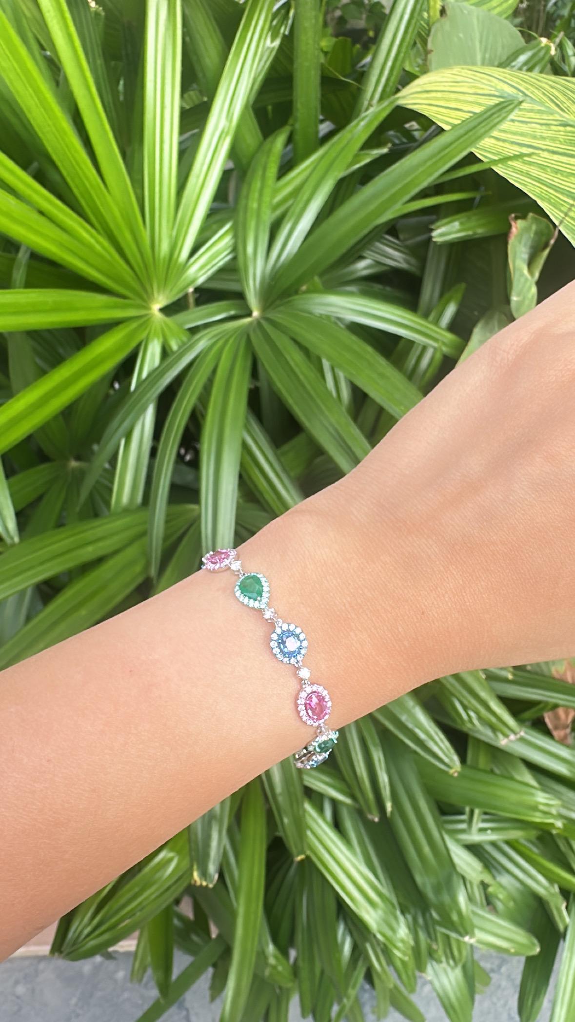 Bracelet en or 18 carats, émeraude, saphir bleu, saphir rose et diamants A Link en vente 1