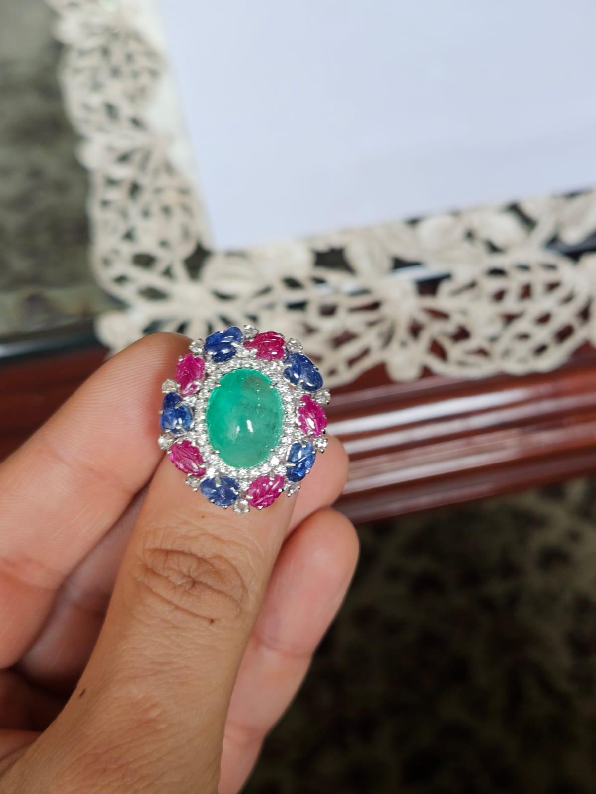 Eine sehr herrliche und schöne, Smaragde, blaue Saphire & Rubin-Cocktail-Kuppel-Ring in 18K Weißgold & natürliche Diamanten gesetzt. Das Gewicht des Smaragd-Cabochons beträgt 6.47 Karat. Der Smaragd ist völlig natürlich, unbehandelt und stammt aus
