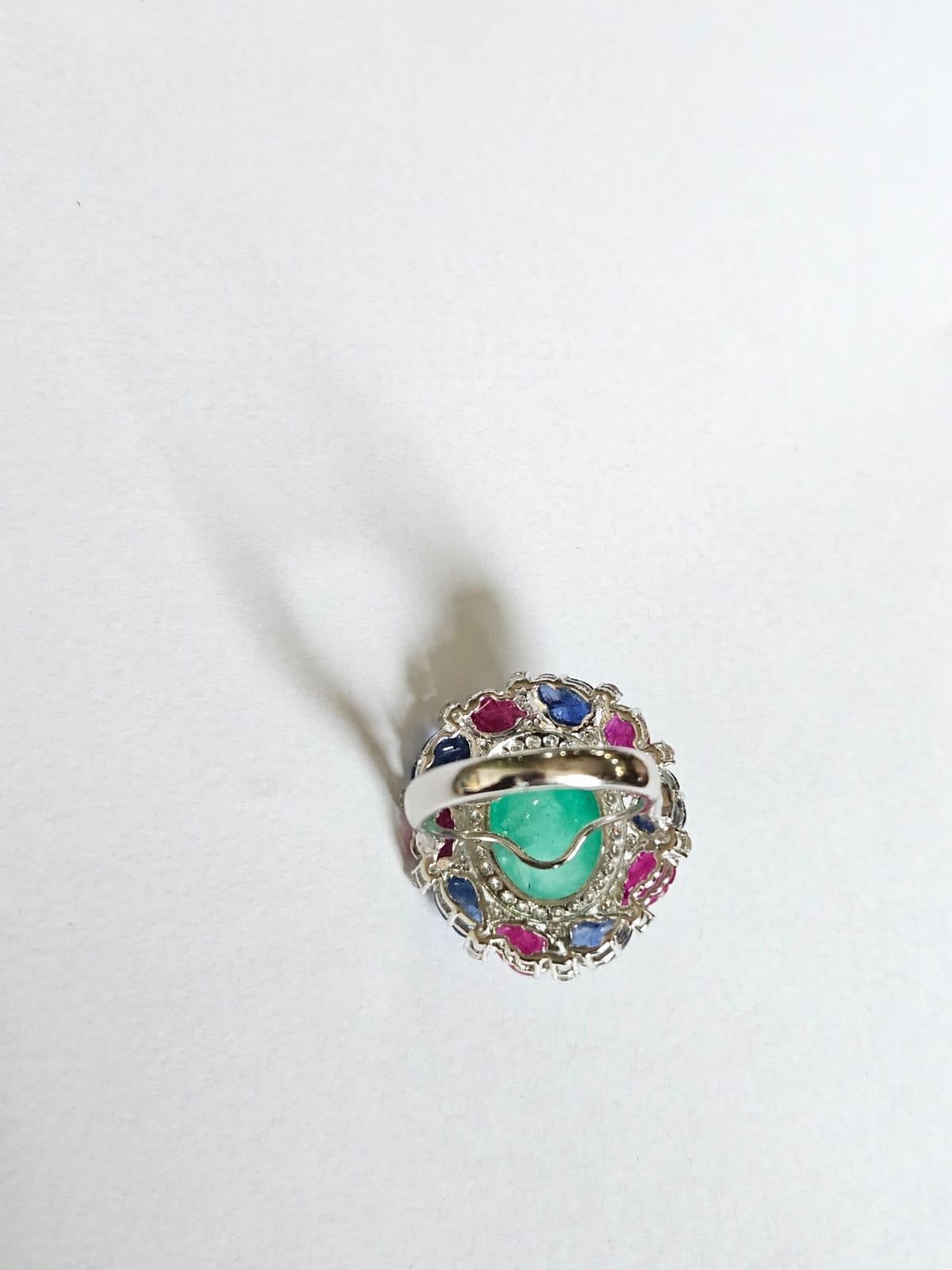 Cocktailring mit Smaragd-Cabochon, blauen Saphiren, Rubinen und Diamanten, gefasst in 18 Karat Gold (Moderne) im Angebot