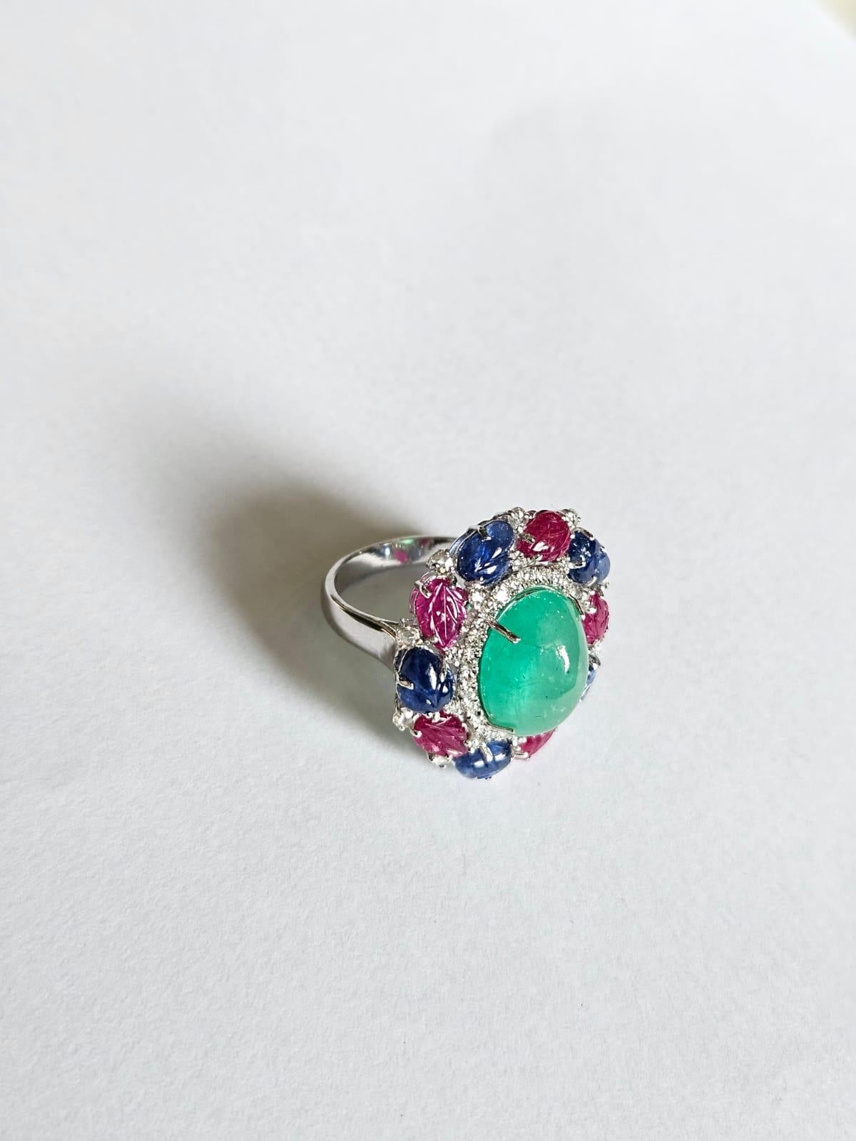 Cocktailring mit Smaragd-Cabochon, blauen Saphiren, Rubinen und Diamanten, gefasst in 18 Karat Gold im Zustand „Neu“ im Angebot in Hong Kong, HK