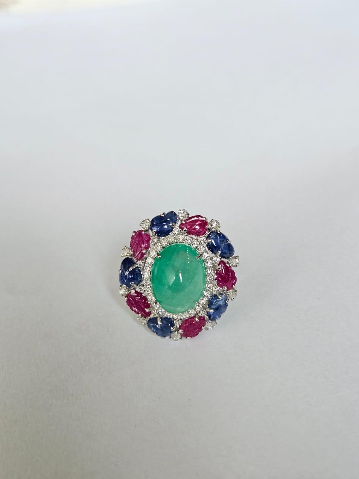 Cocktailring mit Smaragd-Cabochon, blauen Saphiren, Rubinen und Diamanten, gefasst in 18 Karat Gold für Damen oder Herren im Angebot