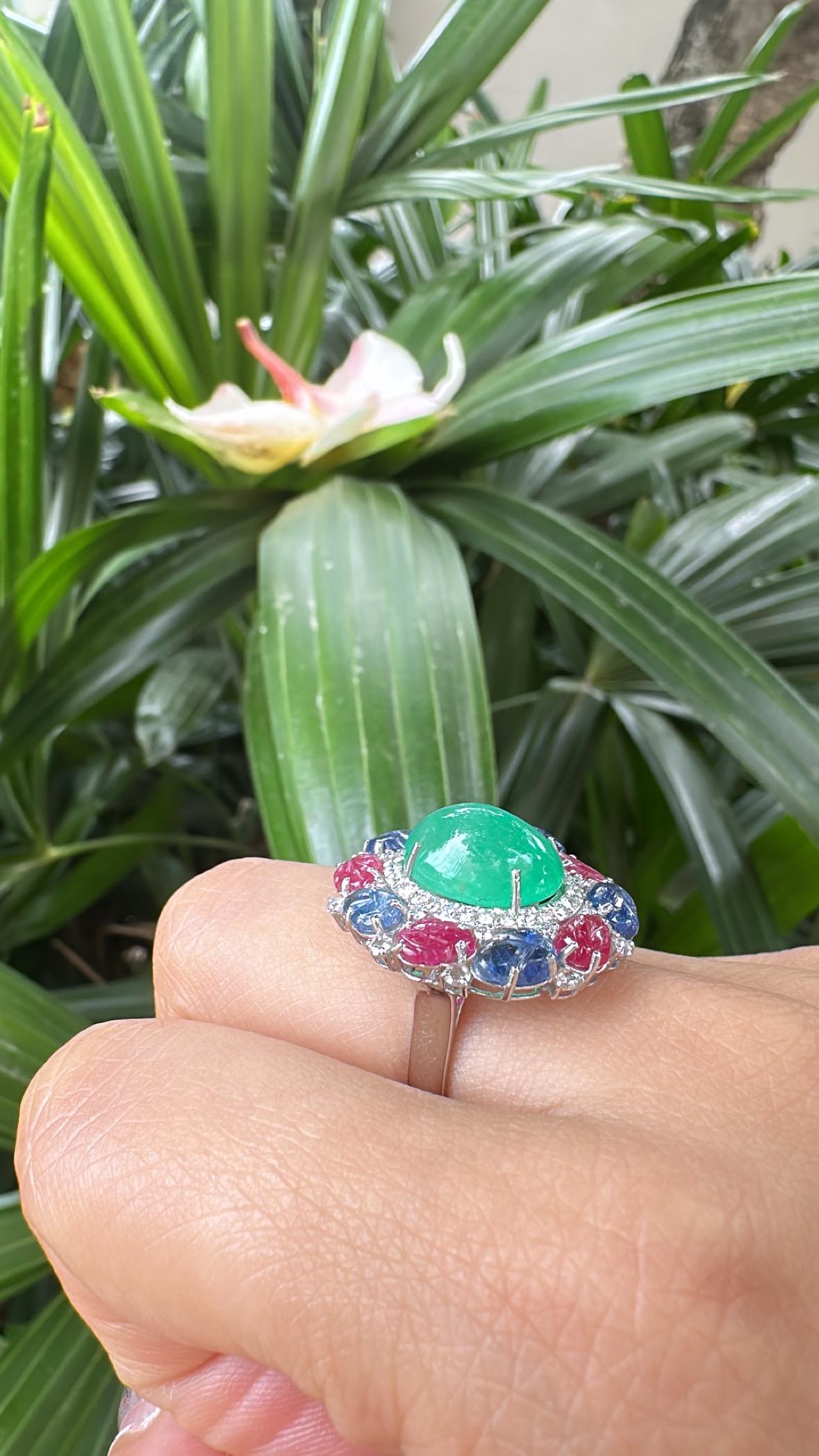Cocktailring mit Smaragd-Cabochon, blauen Saphiren, Rubinen und Diamanten, gefasst in 18 Karat Gold im Angebot 2