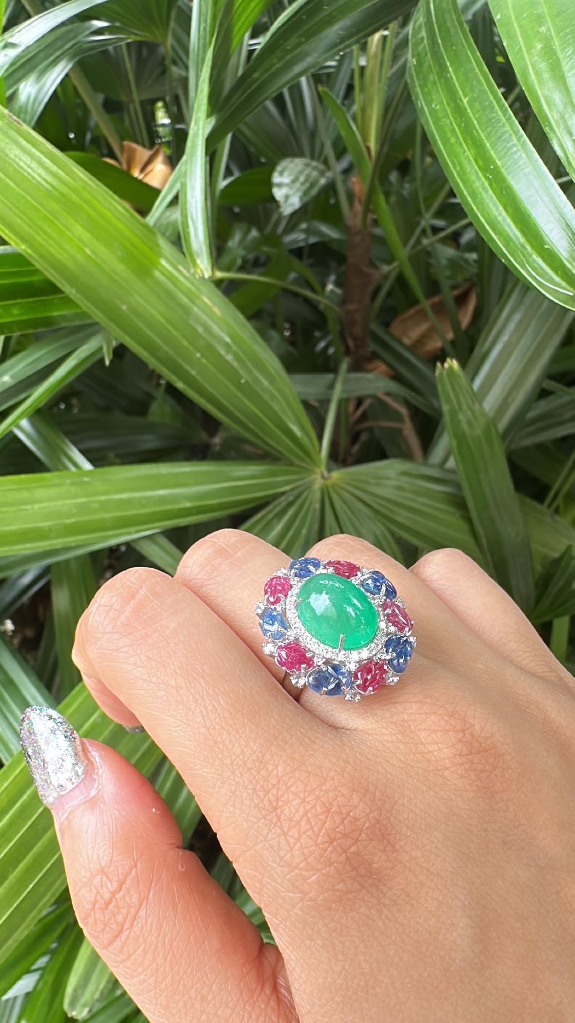 Cocktailring mit Smaragd-Cabochon, blauen Saphiren, Rubinen und Diamanten, gefasst in 18 Karat Gold im Angebot 4