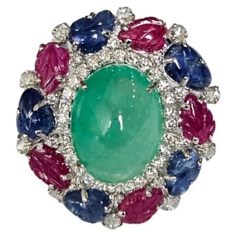 Anello da cocktail con smeraldo cabochon, zaffiri blu, rubino e diamanti, incastonato in oro 18 carati