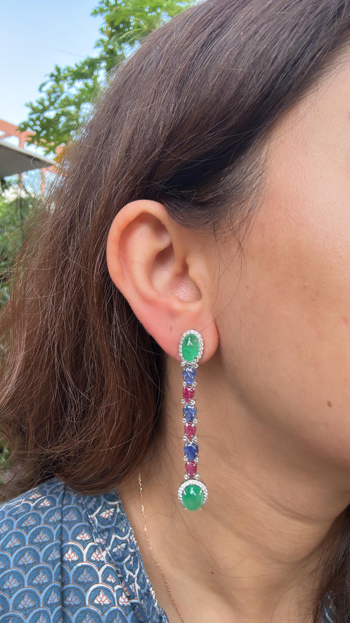 Ohrring aus 18 Karat Gold, Smaragd-Cabochon, geschnitzter blauer Saphir, Rubin und Diamanten im Angebot 5