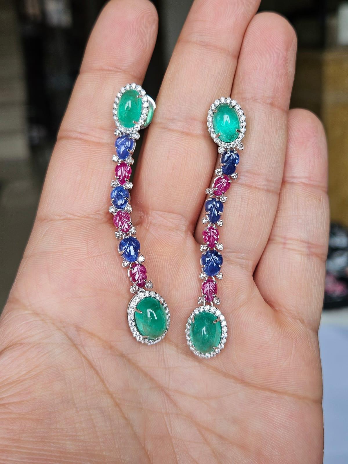 Eine sehr herrliche und schöne, klassischen Stil, blaue Saphire, Smaragde & Rubin Dangle Ohrringe in 18K Weißgold & natürliche Diamanten gesetzt. das Gewicht der Smaragde ist 9,25 Karat Die Smaragde sind völlig natürlich, ohne jede Behandlung und