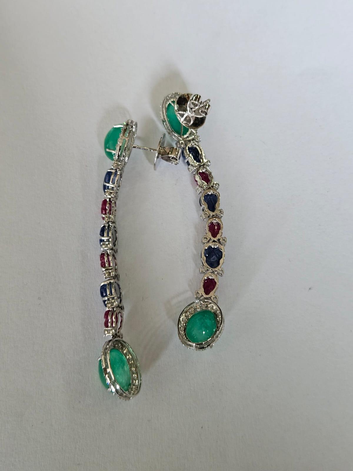Ohrring aus 18 Karat Gold, Smaragd-Cabochon, geschnitzter blauer Saphir, Rubin und Diamanten (Moderne) im Angebot