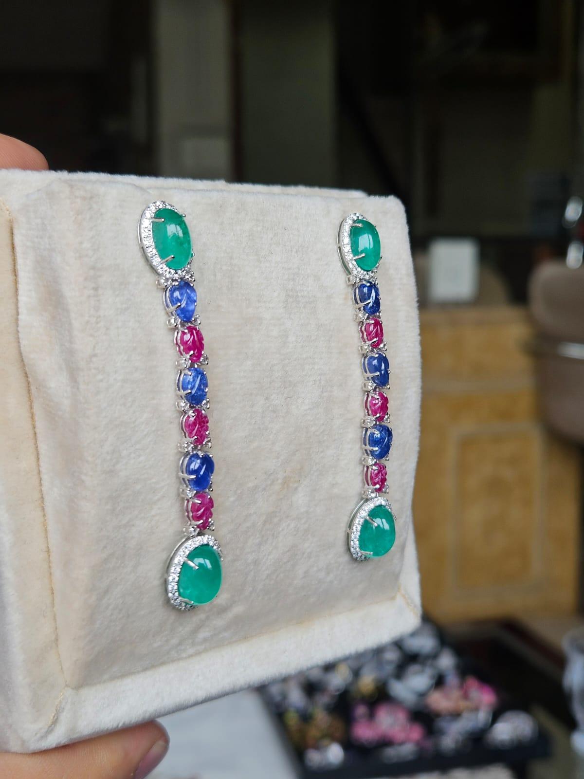 Ohrring aus 18 Karat Gold, Smaragd-Cabochon, geschnitzter blauer Saphir, Rubin und Diamanten im Zustand „Neu“ im Angebot in Hong Kong, HK