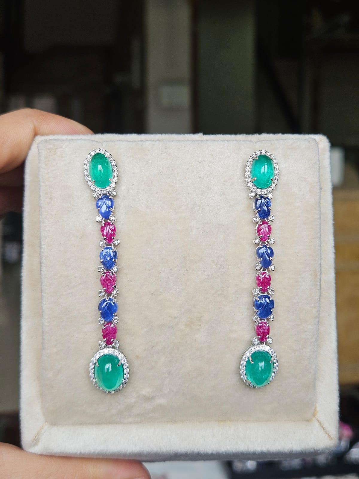 Ohrring aus 18 Karat Gold, Smaragd-Cabochon, geschnitzter blauer Saphir, Rubin und Diamanten für Damen oder Herren im Angebot