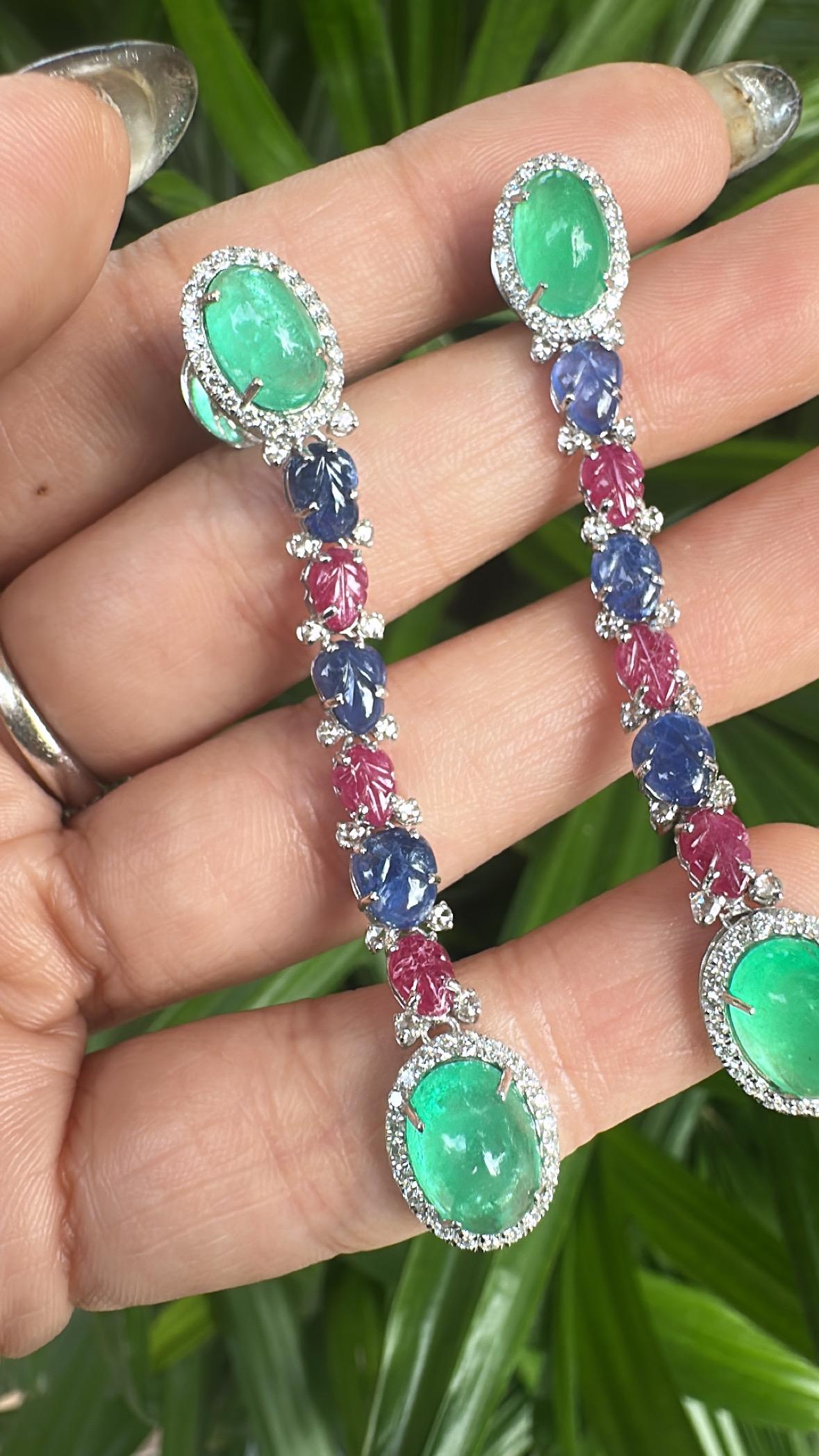 Ohrring aus 18 Karat Gold, Smaragd-Cabochon, geschnitzter blauer Saphir, Rubin und Diamanten im Angebot 1