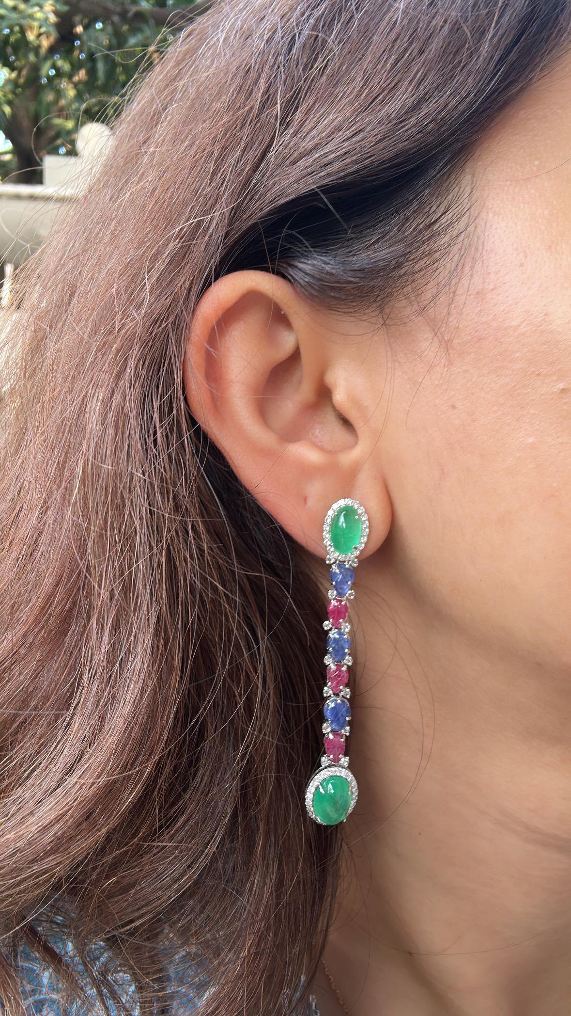 Ohrring aus 18 Karat Gold, Smaragd-Cabochon, geschnitzter blauer Saphir, Rubin und Diamanten im Angebot 2