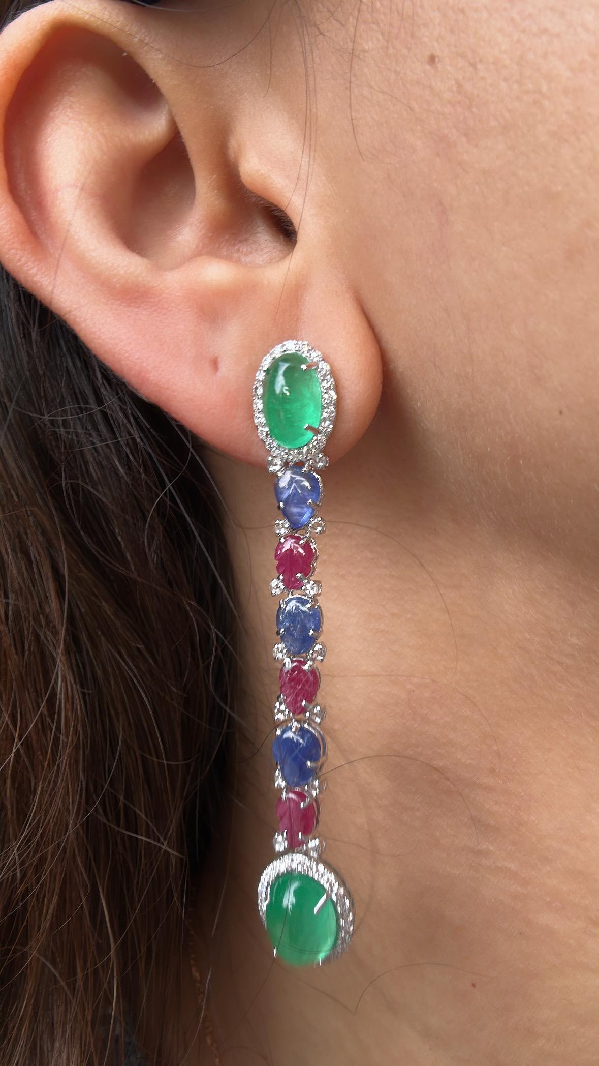 Ohrring aus 18 Karat Gold, Smaragd-Cabochon, geschnitzter blauer Saphir, Rubin und Diamanten im Angebot 3