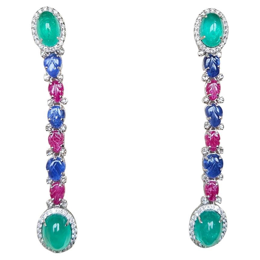 Ohrring aus 18 Karat Gold, Smaragd-Cabochon, geschnitzter blauer Saphir, Rubin und Diamanten im Angebot