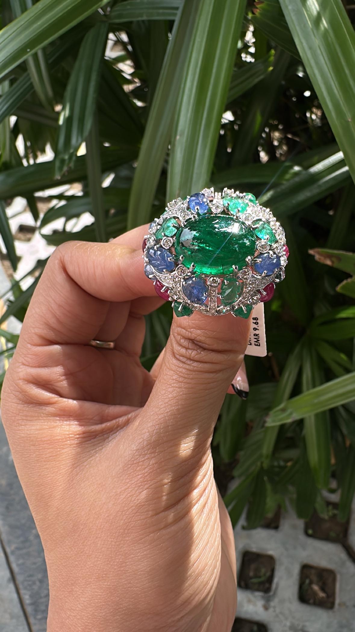 Eine sehr herrliche und schöne, klassischen Stil, Smaragd, blaue Saphire & Rubine Cocktail-Kuppel-Ring in 18K Weißgold & natürliche Diamanten gesetzt. Das Gewicht des Smaragds beträgt 9,68 Karat. Der Smaragd-Cabochon ist völlig natürlich, ohne