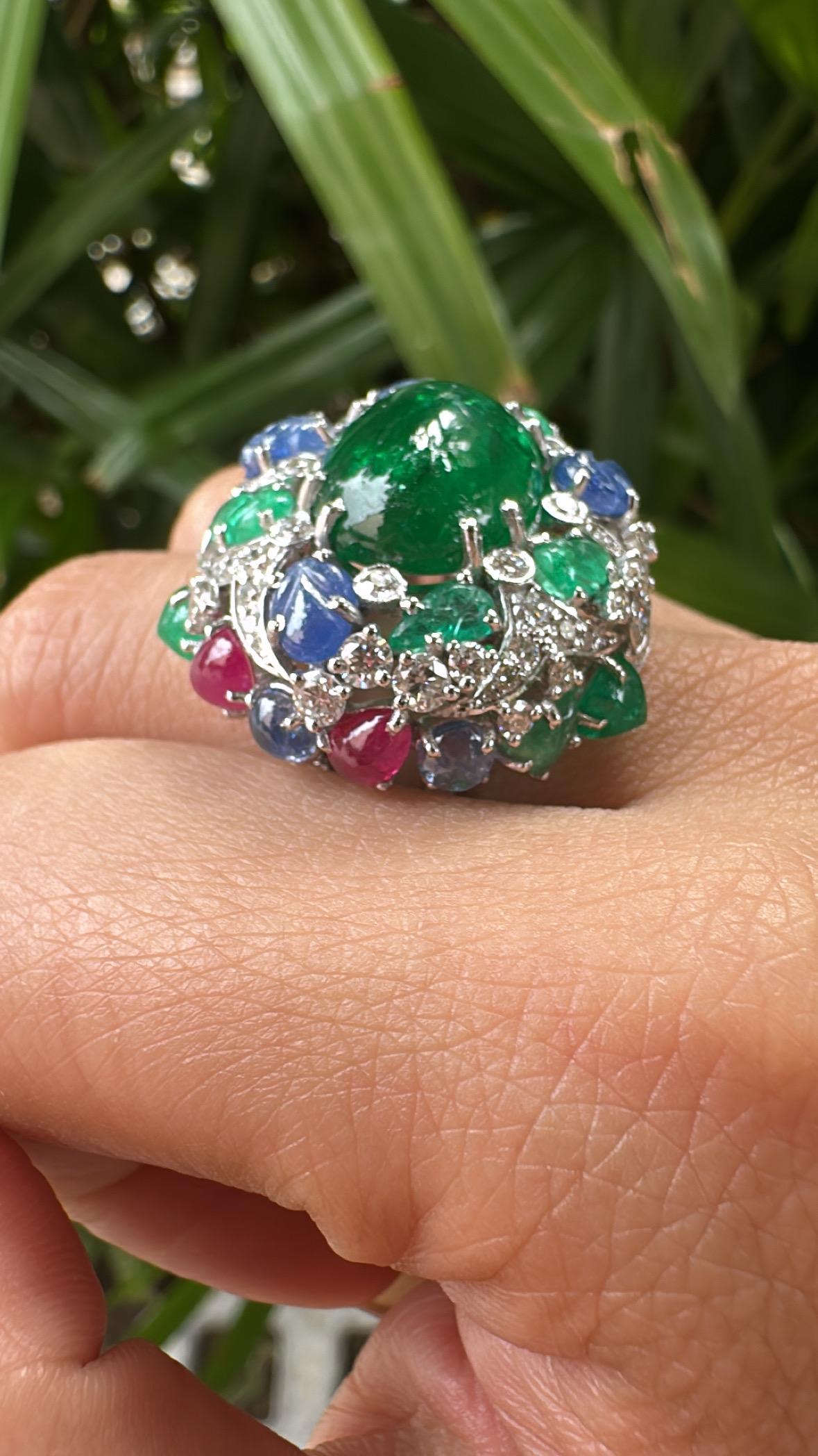 Ring aus 18 Karat Gold, Smaragd-Cabochon, geschnitzte blaue Saphire, Rubine und Diamanten (Moderne) im Angebot