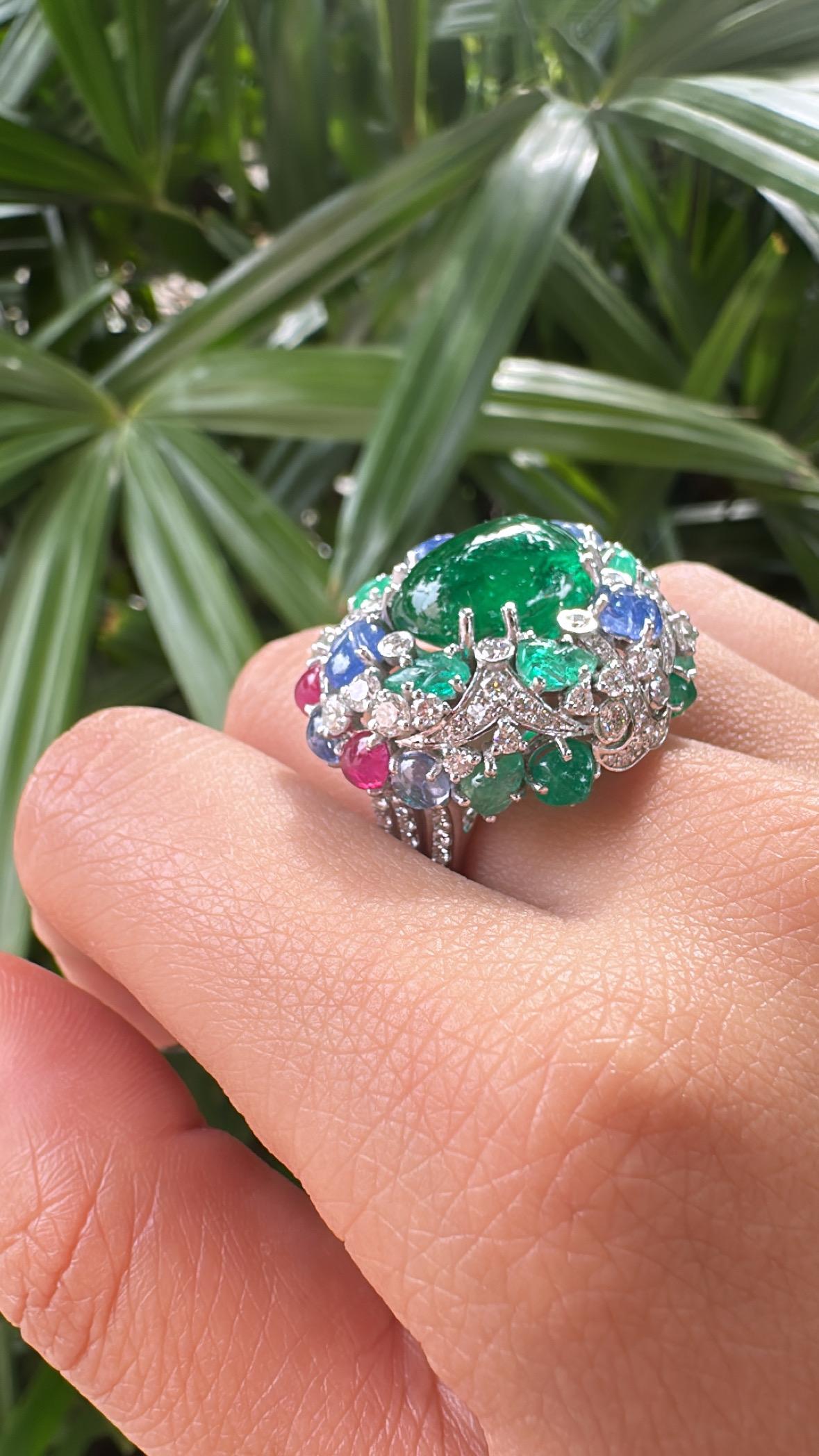 Ring aus 18 Karat Gold, Smaragd-Cabochon, geschnitzte blaue Saphire, Rubine und Diamanten im Zustand „Neu“ im Angebot in Hong Kong, HK