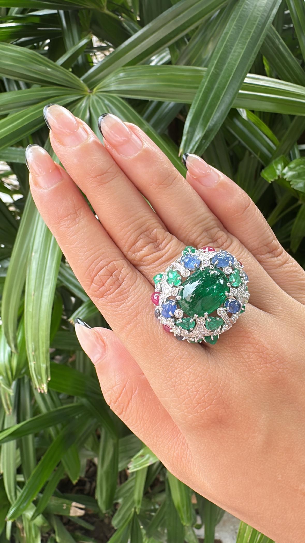 Ring aus 18 Karat Gold, Smaragd-Cabochon, geschnitzte blaue Saphire, Rubine und Diamanten für Damen oder Herren im Angebot