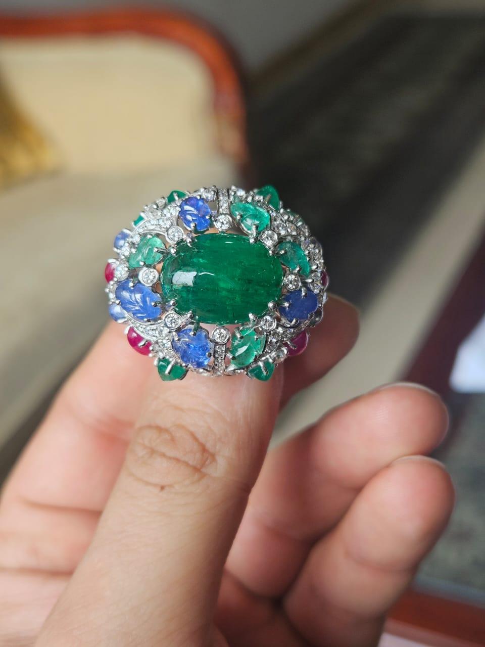 Ring aus 18 Karat Gold, Smaragd-Cabochon, geschnitzte blaue Saphire, Rubine und Diamanten im Angebot 1