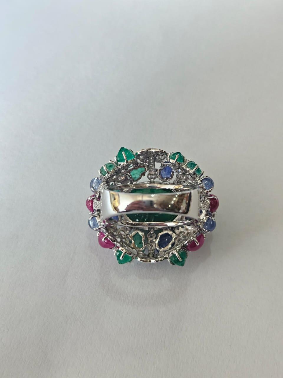 Ring aus 18 Karat Gold, Smaragd-Cabochon, geschnitzte blaue Saphire, Rubine und Diamanten im Angebot 2