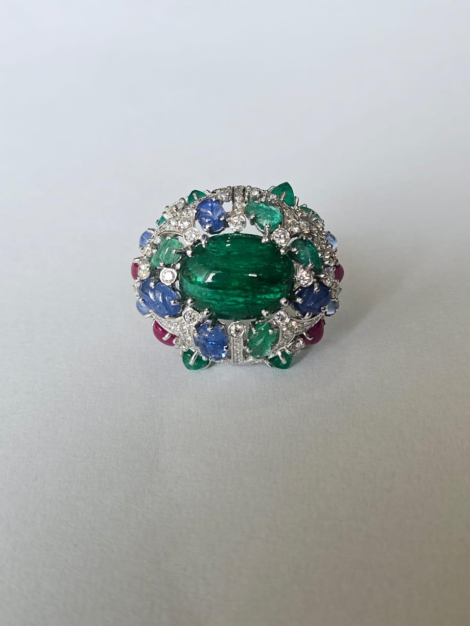 Ring aus 18 Karat Gold, Smaragd-Cabochon, geschnitzte blaue Saphire, Rubine und Diamanten im Angebot 4