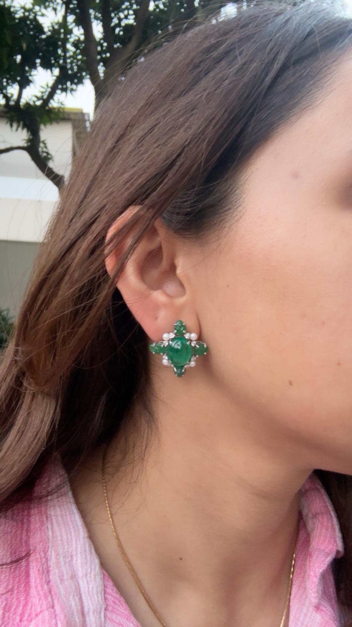 Orecchini con smeraldo cabochon, perle d'acqua dolce e diamanti, incastonati in oro 18K in vendita 4