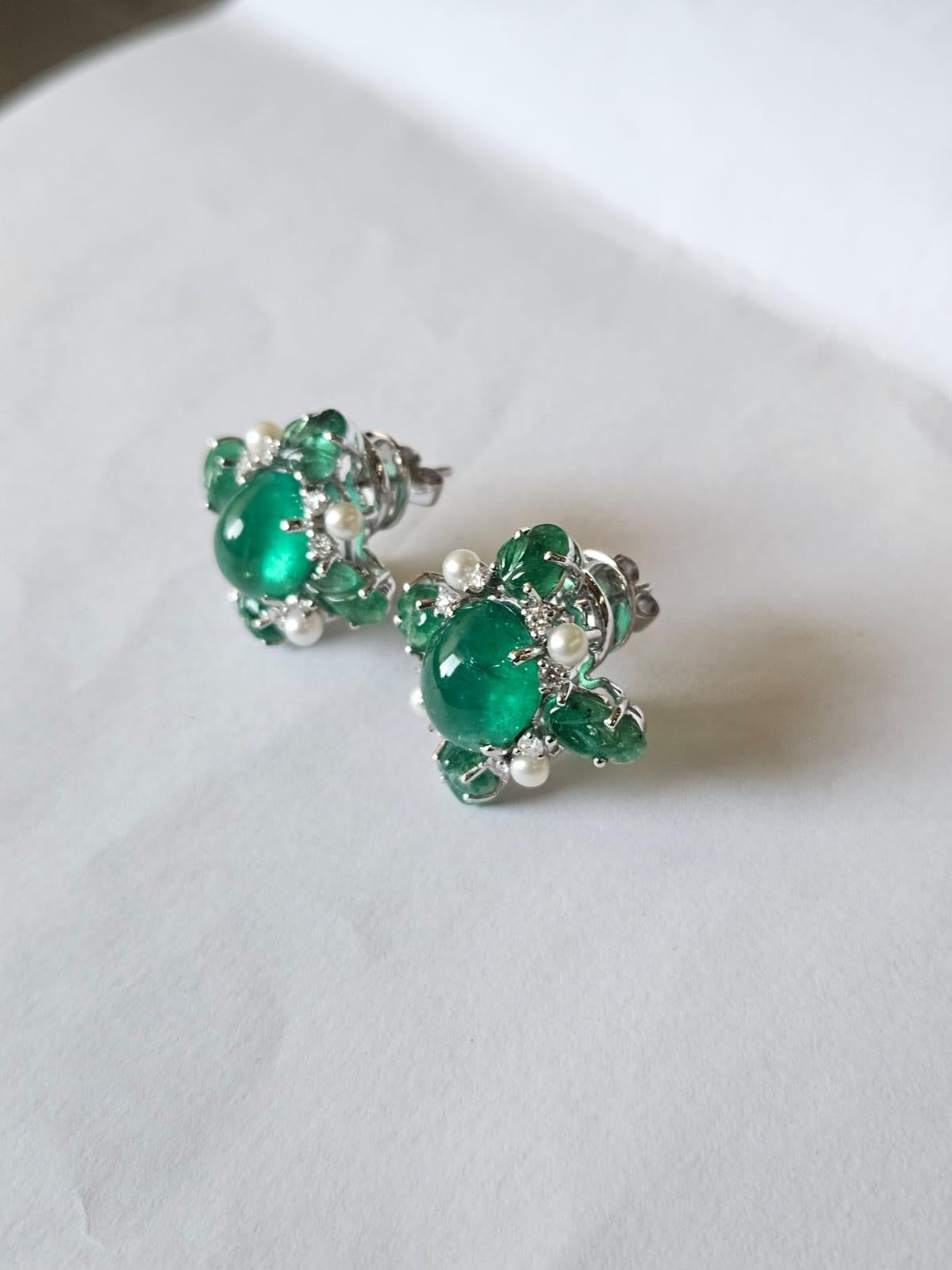 Un magnifico e bellissimo orecchino con smeraldi e perle d'acqua dolce in oro bianco 18 carati e diamanti naturali, dallo stile moderno. Il peso complessivo degli smeraldi è di 15.37 carati. Gli smeraldi sono completamente naturali, senza alcun