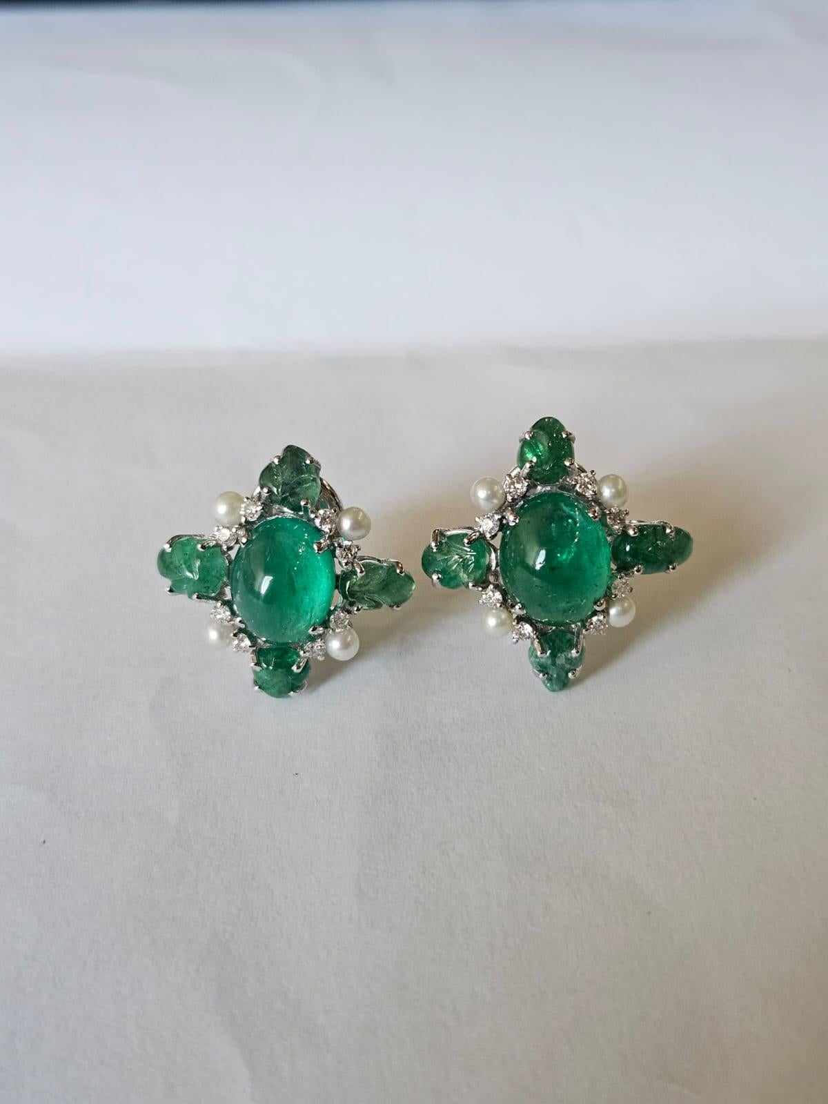 Moderno Orecchini con smeraldo cabochon, perle d'acqua dolce e diamanti, incastonati in oro 18K in vendita