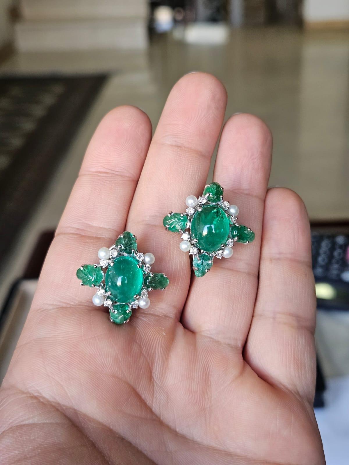 Cabochon Orecchini con smeraldo cabochon, perle d'acqua dolce e diamanti, incastonati in oro 18K in vendita