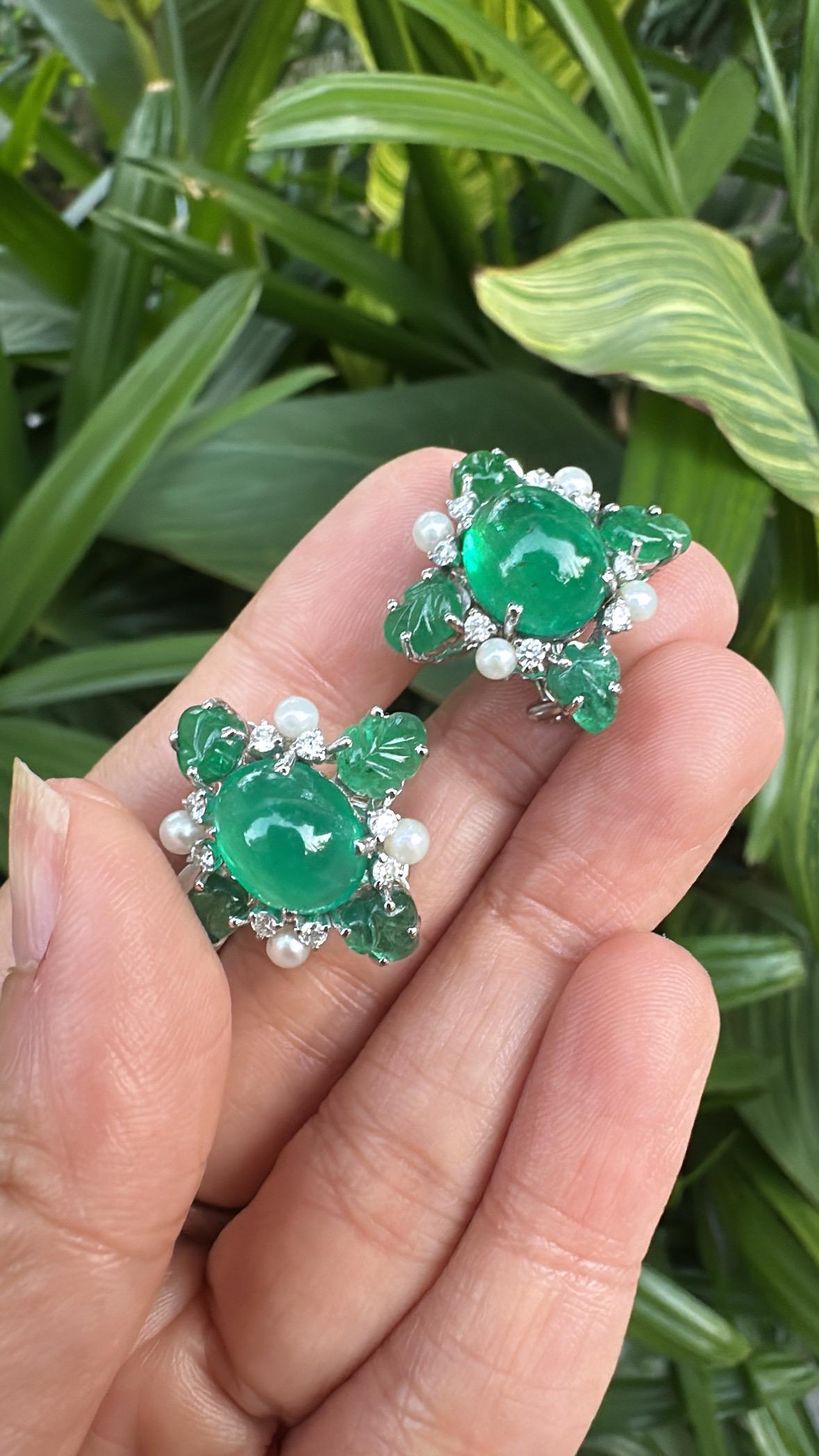 da uomo o donna Orecchini con smeraldo cabochon, perle d'acqua dolce e diamanti, incastonati in oro 18K in vendita